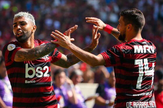 Gabigol e Arrascaeta podem encarar o Athletico-PR nesta quarta-feira (17) 