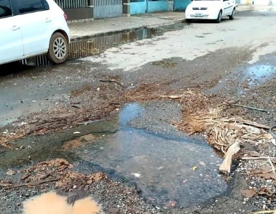 Moradores procuraram o DAE e até agora nenhuma atitude foi tomada, a água continua jorrando