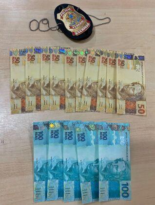 Suspeito foi preso recebendo cinco notas falsas de R$ 100,00 e 10 notas de R$ 50,00