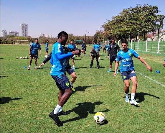 Atlético-GO x Cuiabá se enfrentam neste domingo (21)