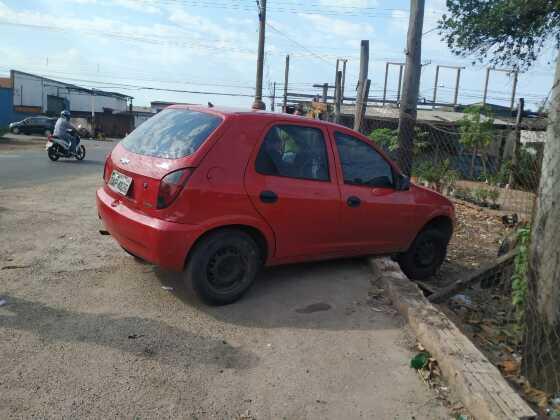 Bêbado, homem colide veículo em cerca de terreno baldio em VG