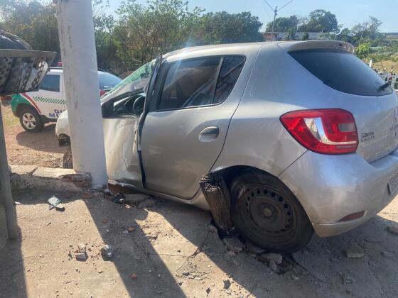 Homem destrói carro após perder o controle e acertar poste.