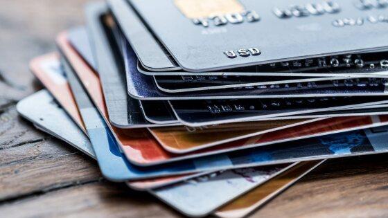 O Projeto de Lei trata do endividamento das famílias e do crédito e do cartão rotativo e parcelado