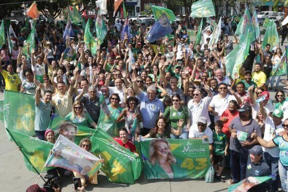 'Bandeiraço' reúne centenas de pessoas e ações de Marcia são destacadas por apoiadores.