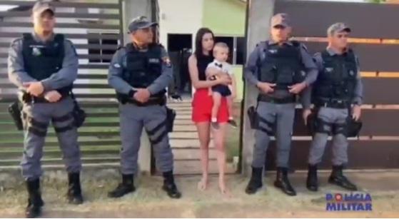 Bebê engasgado é salvo por policial militar.