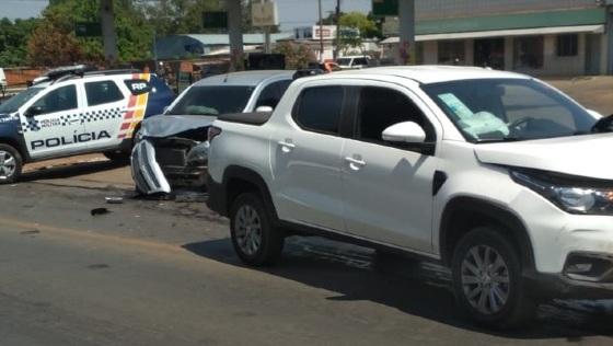Bandidos roubam carro de estacionamento e na fuga causam acidente em VG.