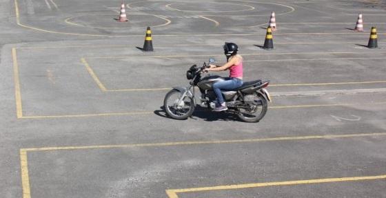 Mulher cai da moto em treino na autoescola e quebra o braço em VG.