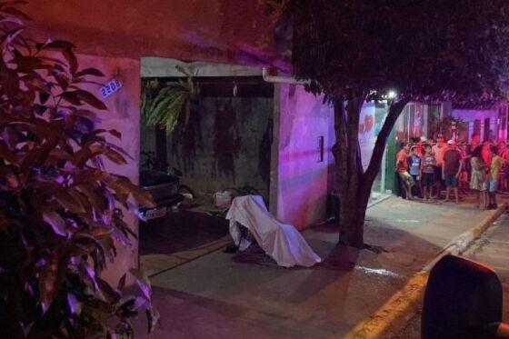 Jovem é executado a tiros em frente sua residência.