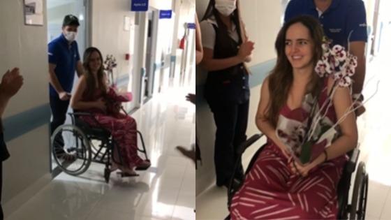 Sob aplausos, médica que foi esfaqueada por paciente recebe alta do hospital.