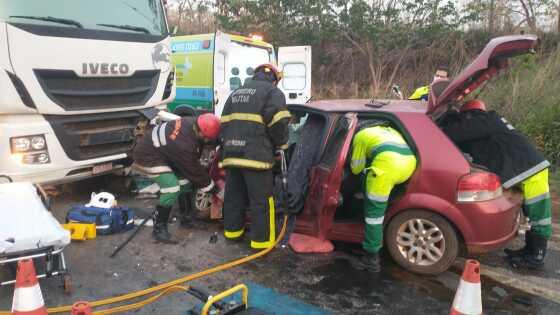 Homem fica ferido em acidente entre carro e carreta carregada de combustível.