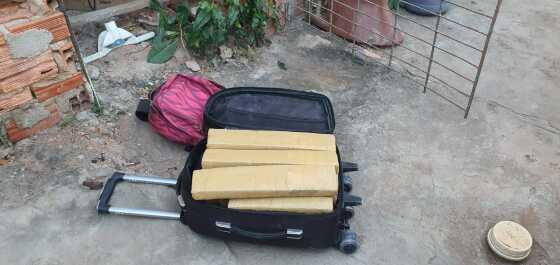 Trio é preso em residência de Cuiabá com quase 20 tabletes de maconha.