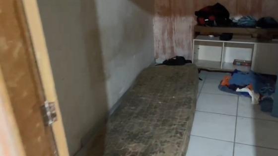 Jovem amarrado em cativeiro é salvo de execução.