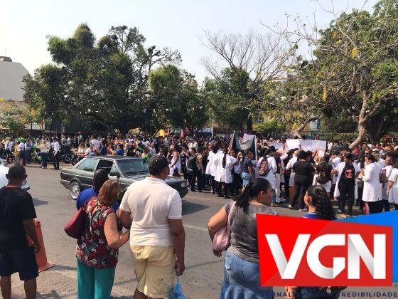 Profissionais da enfermagem invadem desfile, protestam decisão do ministro. 