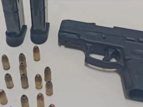 Barbeiro atira contra o próprio pênis