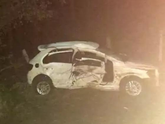Veículo ocupado pelo padre ficou destruído