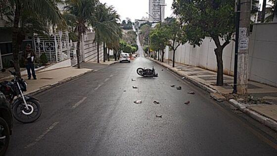 Motociclista bate na traseira de carro e morre na hora em Cuiabá.