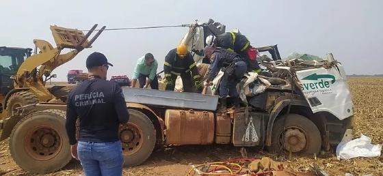 Carreta tomba e motorista morre preso às ferragens em MT.