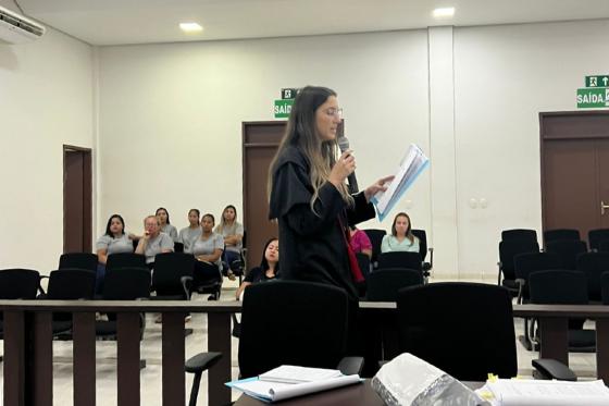 promotora de Justiça Vanessa Assis Baruffi, atuando em júri na comarca de Porto Alegre do Norte (a 1.125km de Cuiabá) 