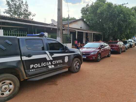 A mulher apresentava hematomas recentes e marcas de queimaduras.