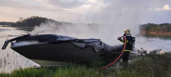 Mulher desaparece em lago após explosão de lancha e três homens ficam em estado grave