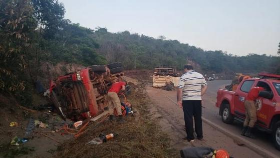 Motorista de carreta morre preso às ferragens na BR-163.