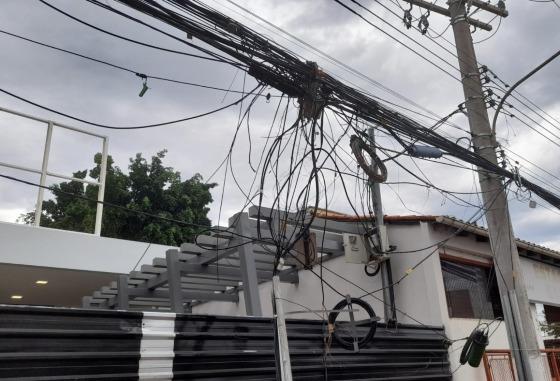 O trabalho está focado na retirada de cabos e fios que colocam em risco a população nas vias do município.