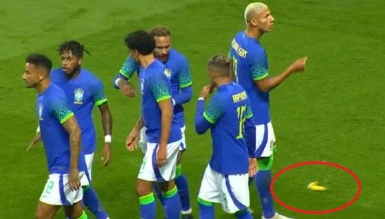 A banana foi arremessada durante a comemoração do gol do Richarlison.