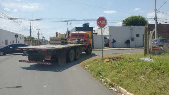 Caminhão fura preferencial e causa acidente em VG.