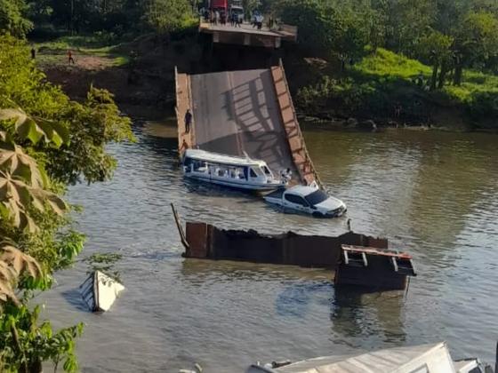 Veículos caem no rio após ponte desabar na BR-319