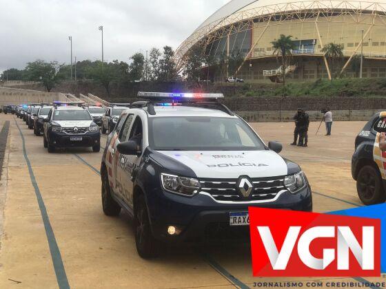 Os suspeitos ameaçaram os policiais.