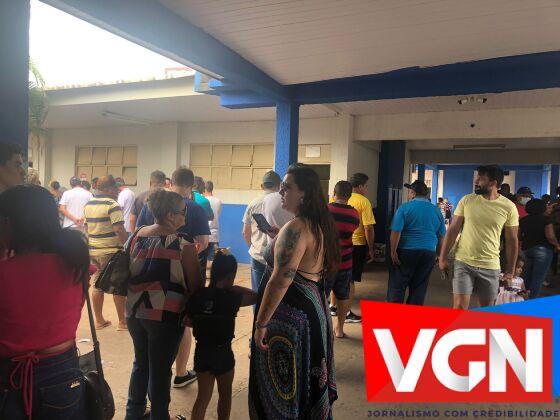 Eleitoras reclamam do tempo de espera na fila para votação