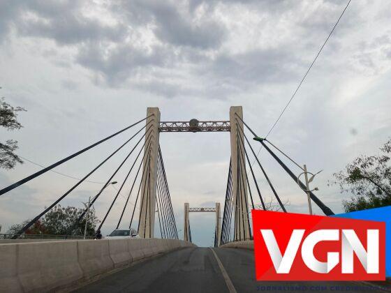 Vítima é salva por bombeiros após tentar de jogar da Ponte Sérgio Motta sentido VG.