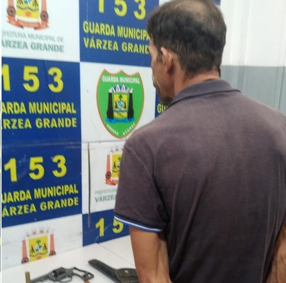 Homem é preso acusado de tentar matar a esposa com arma Argentina em VG.