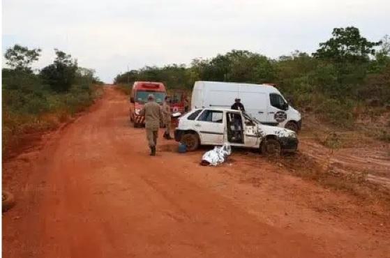 Carro perde a roda, capota e adolescente morre ao ser arremessado.