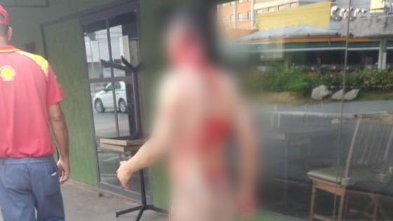 Três homens são flagrados brigando no meio da rua.