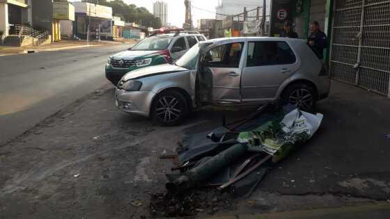 Bandidos roubam carro e na fuga motorista perde o controle e colide com poste em VG.