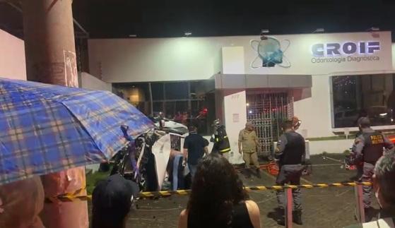 Carro capota e quase invade clínica odontológica; três pessoas ficam feridas; veja vídeo 