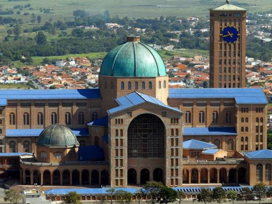 Evento em Aparecida (SP) retorna com santuário lotado, fila para velas e trânsito