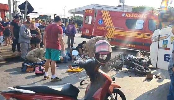 Duas mulheres ficam feridas após motociclista colidir de frente com ônibus.