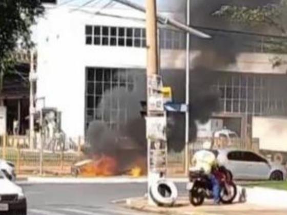 Carro pega fogo na avenida Beiro Rio.