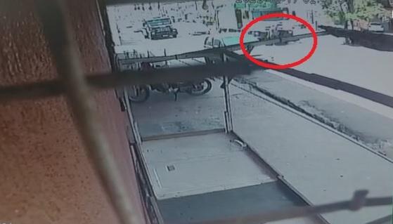 O homem tentava atravessar a rua fora da pista quando foi atropelado.