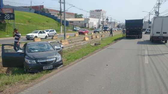 O caminhão foi mudar de pista quando atingiu a traseira do veículo Onix.