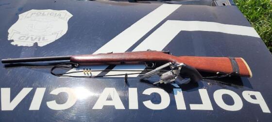 Foram apreendidas uma espingarda calibre 22 e um revólver calibre .38.