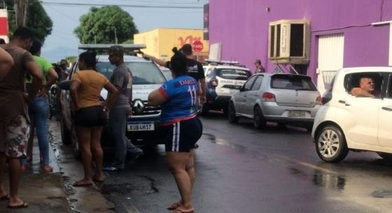 Homem atira várias contra ex-mulher e mata jovem em Cuiabá.