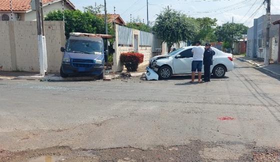 Motorista fica ferido após carro ser arremessado em muro de residência em VG.