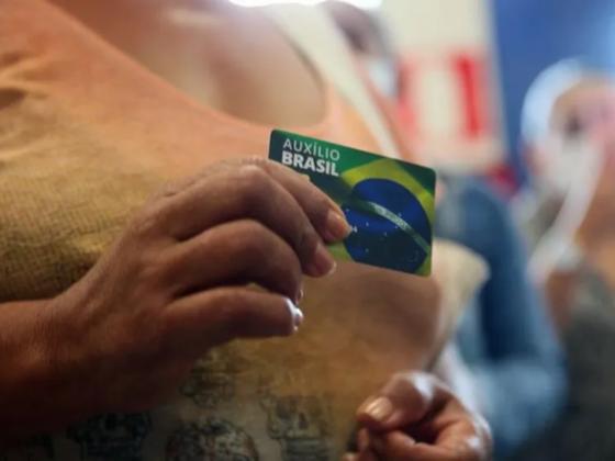 Bolsonaro tem melhor patamar de aprovação e intenção de votos entre público do Auxílio Brasil