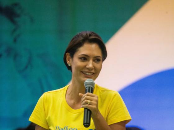 A primeira-dama Michelle Bolsonaro fez um clamor diante de uma plateia feminina na Assembleia de Deus Vitória em Cristo