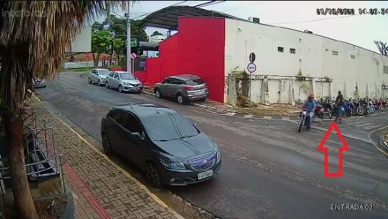 Câmaras de segurança flagram homem furtando moto em Cuiabá