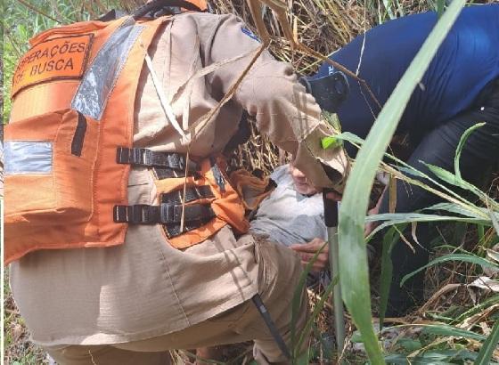 Os bombeiros realizaram o resgate com a ajuda do cão de resgate "Athena".