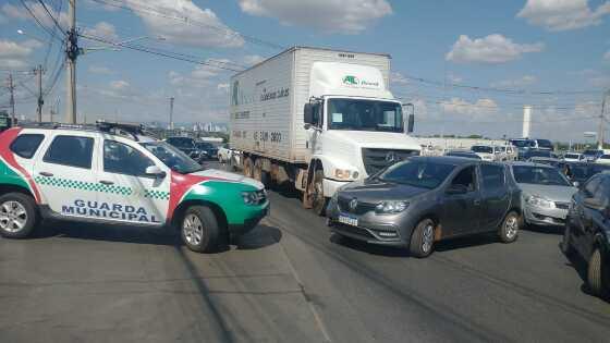 Caminhão "arranca" antes do tempo e colide em veículo na rotatória do Zero KM em VG.